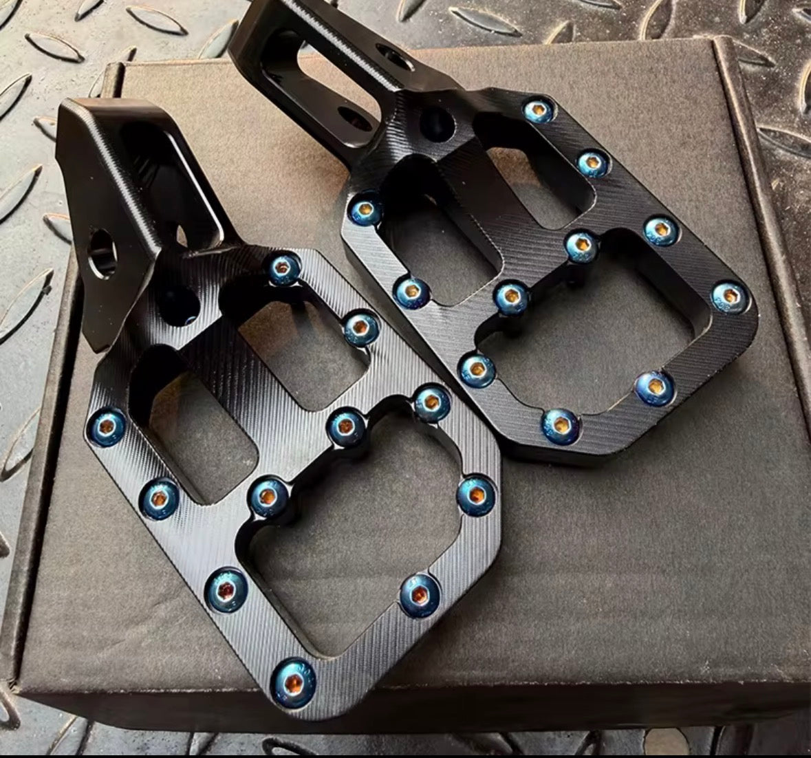 Titanium ultra bee pegs